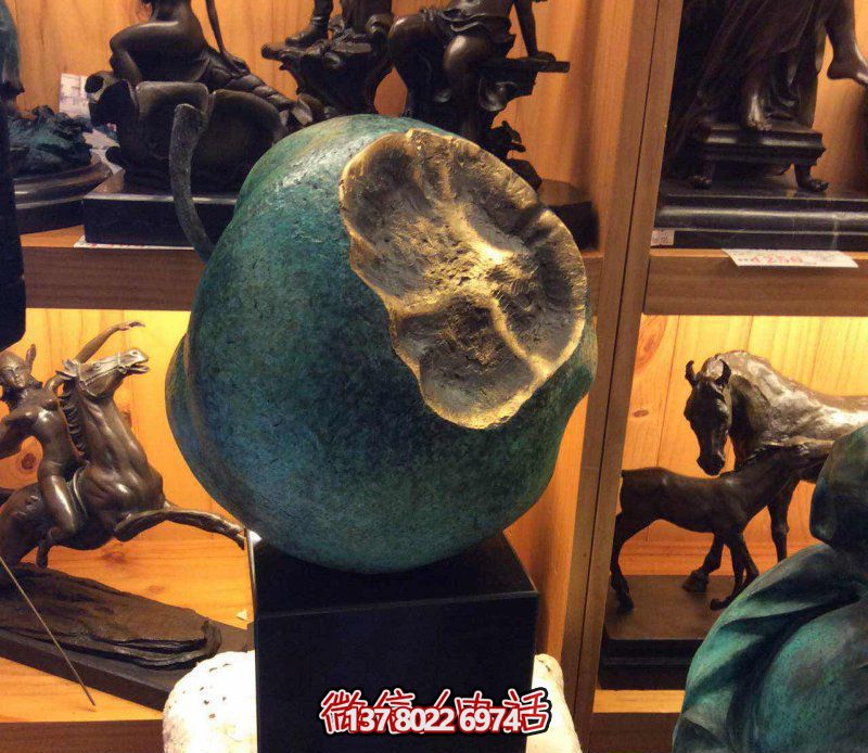 美麗寧?kù)o，自然綠意——欣賞公園銅雕景觀，享受一口新鮮蘋(píng)果