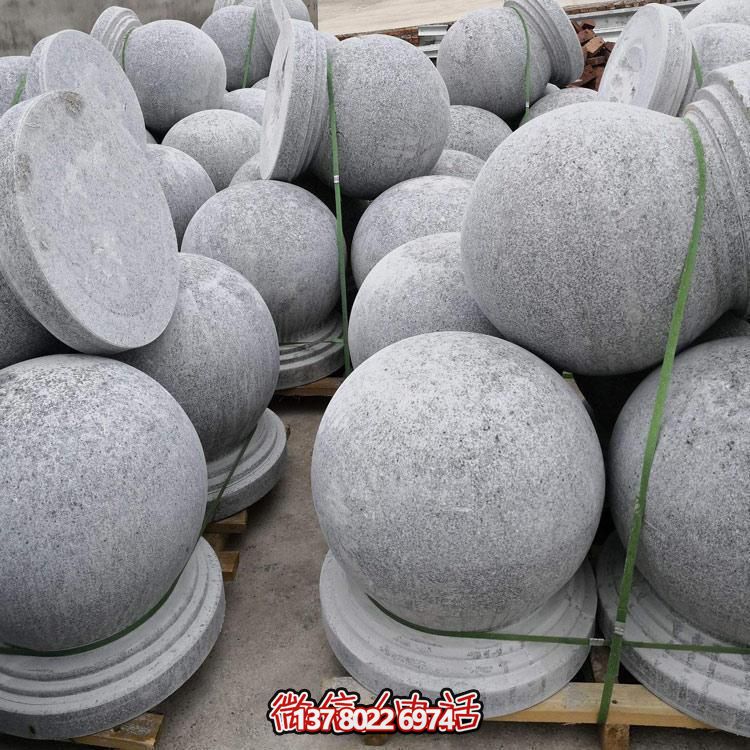 精美石雕車阻，點(diǎn)綴公園美景