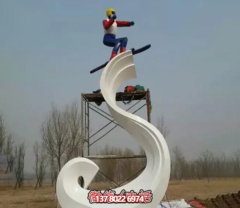 彩繪不銹鋼雕塑，把滑雪運動主題人物雕刻到廣場上