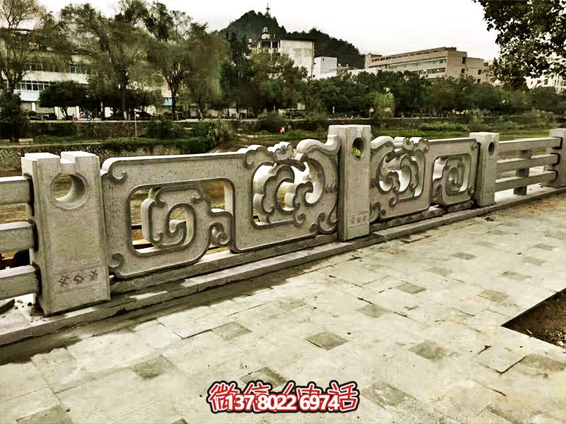 大理石石欄桿鏤空雕塑，讓湖邊的裝飾更加完美