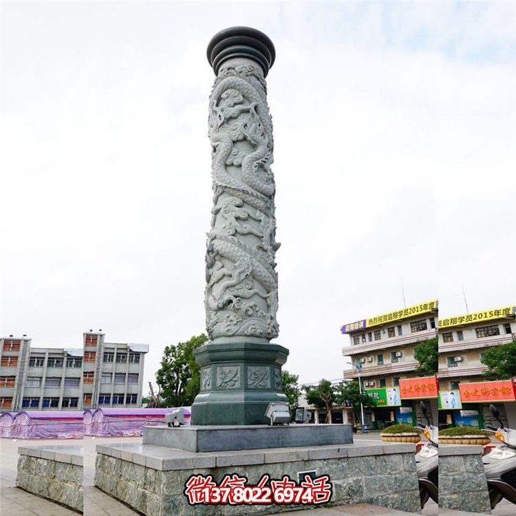 大理石浮雕龍柱，點綴校園廣場
