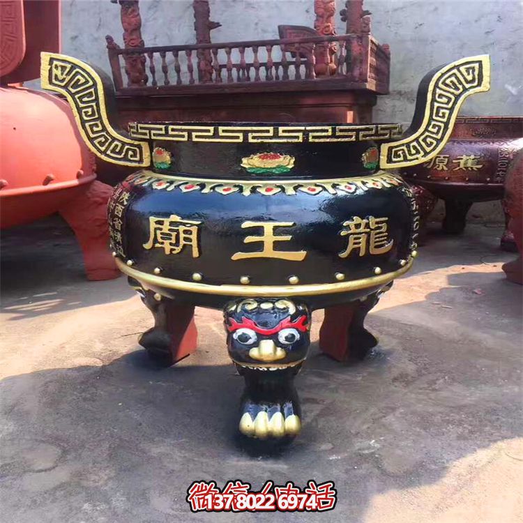 精美彩繪金漆圓形香爐，為寺廟添彩