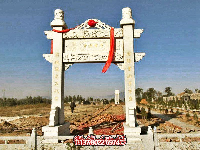 花崗巖簡易牌坊，擺放石墓地