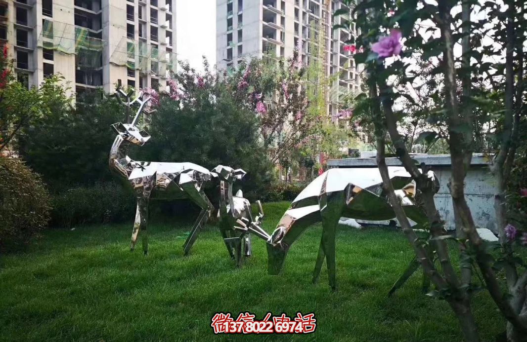 不銹鋼梅花鹿雕塑，讓公園草坪更美麗