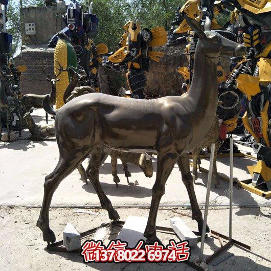 精美雕塑鹿，點綴園林景觀，增添藝術(shù)氣息