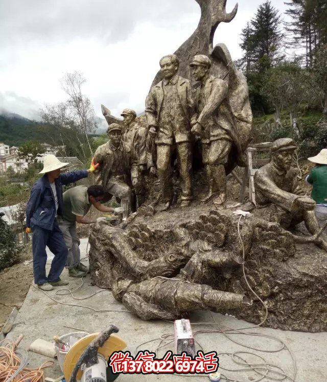 偉人紀(jì)念銅雕雕塑，讓廣場(chǎng)上洋溢著熱情