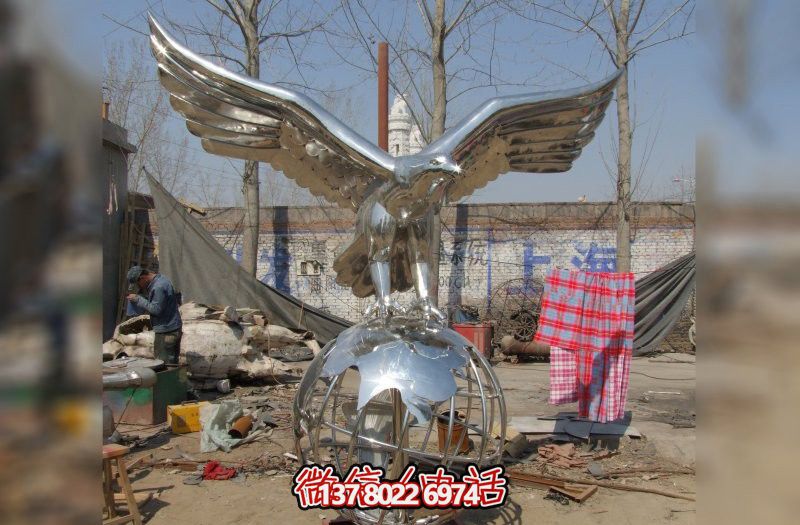 休息時刻，欣賞不銹鋼老鷹雕塑