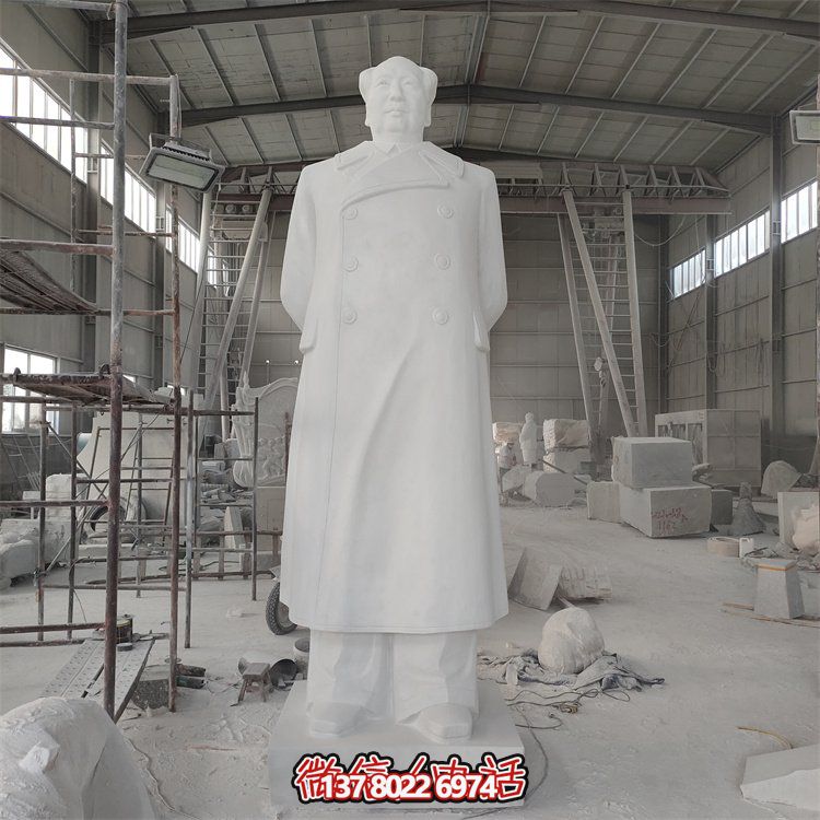 毛澤東雕像，點(diǎn)亮校園廣場(chǎng)