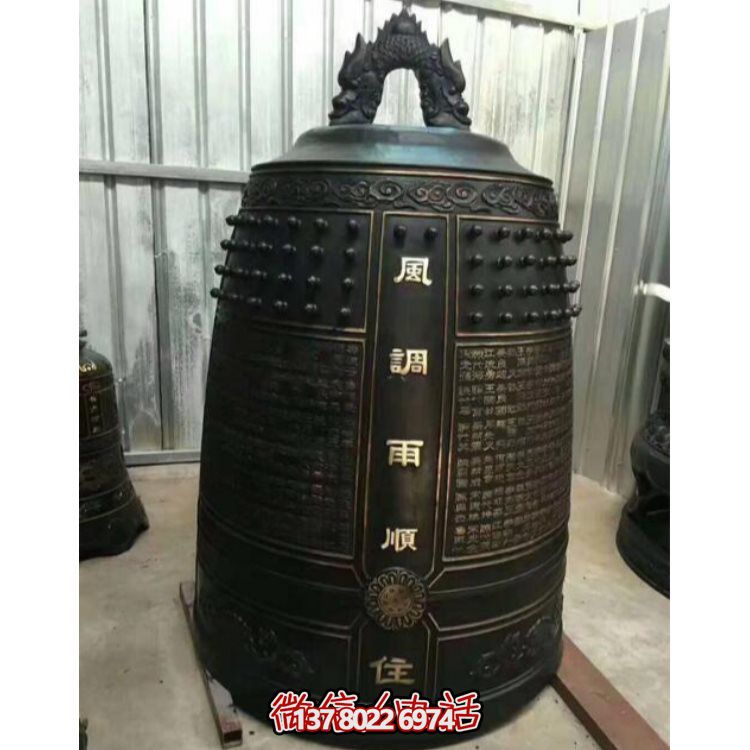 仿古風(fēng)格的大型銅鐘雕塑，祈福禮贊