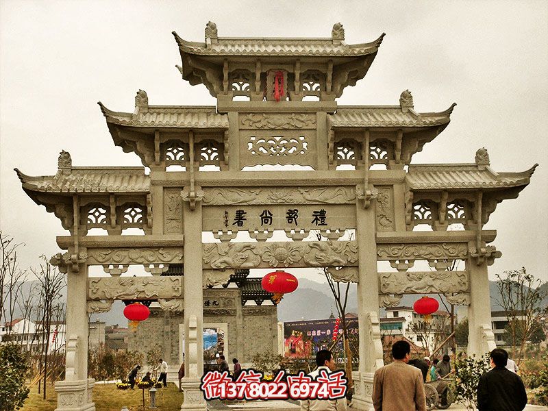 鏤空三門(mén)牌坊，點(diǎn)綴城市廣場(chǎng)