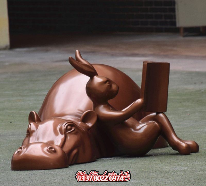 玻璃創(chuàng)意海馬雕塑，擺放于場(chǎng)內(nèi)，點(diǎn)綴你的生活