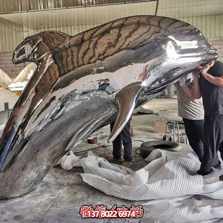 大型抽象鏡面不銹鋼鯨魚，展現(xiàn)室外精彩生活