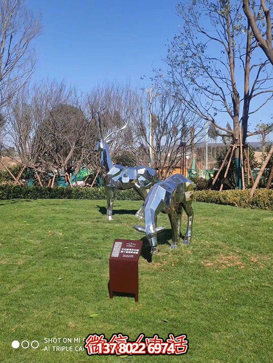 不銹鋼塊面鹿，抬頭鹿，低頭吃草的梅花鹿