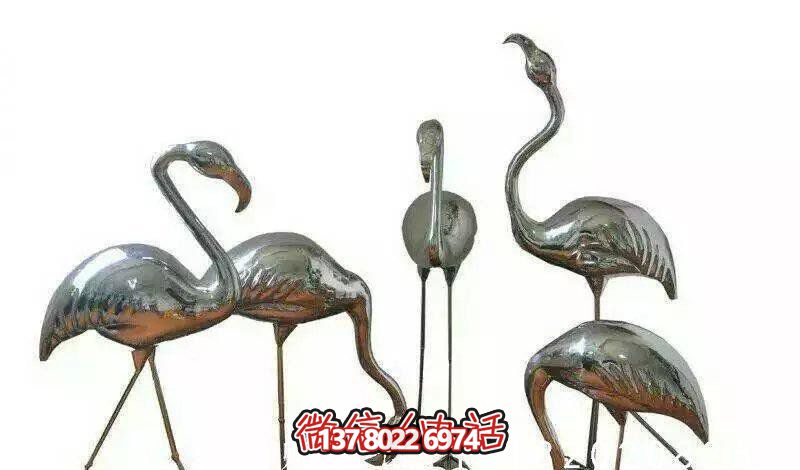 游樂場(chǎng)擺放一群不銹鋼火烈鳥雕塑