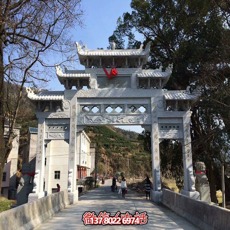 村口石牌坊，三間四柱石雕牌樓