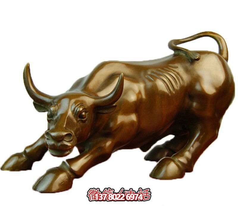 別墅里擺放的金色玻璃鋼創(chuàng)意華爾街牛