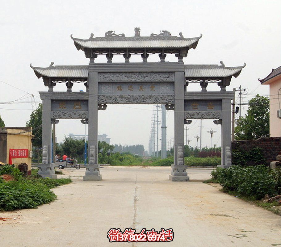 村口前擺放青石仿古門(mén)樓牌坊雕塑 村口前擺放青石仿古門(mén)樓牌坊雕塑