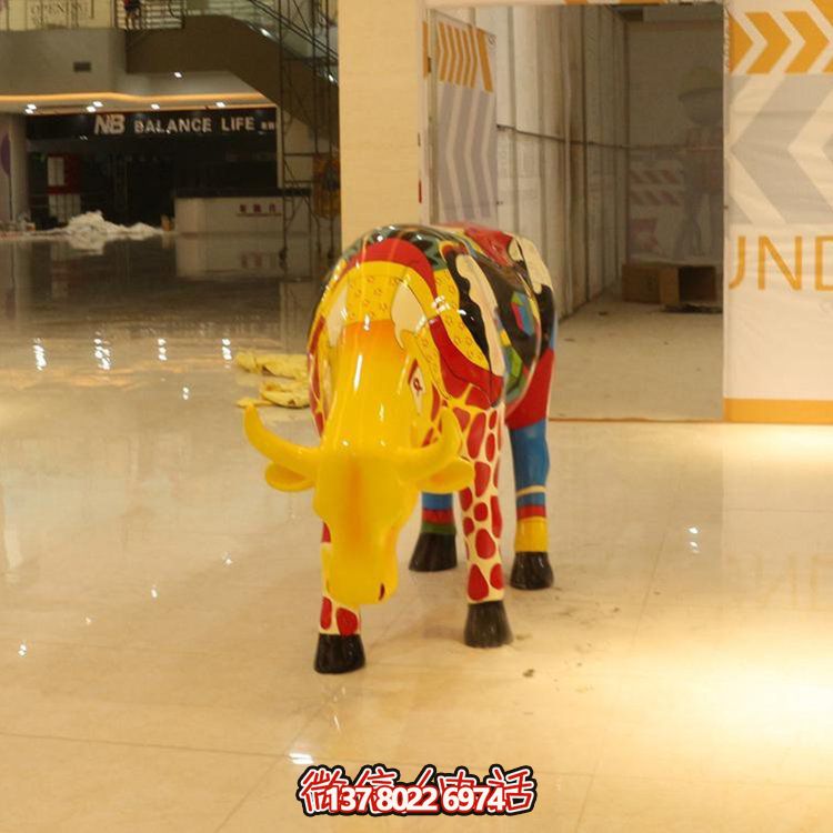 商場室內(nèi)擺放玻璃鋼彩繪創(chuàng)意牛動(dòng)物雕塑