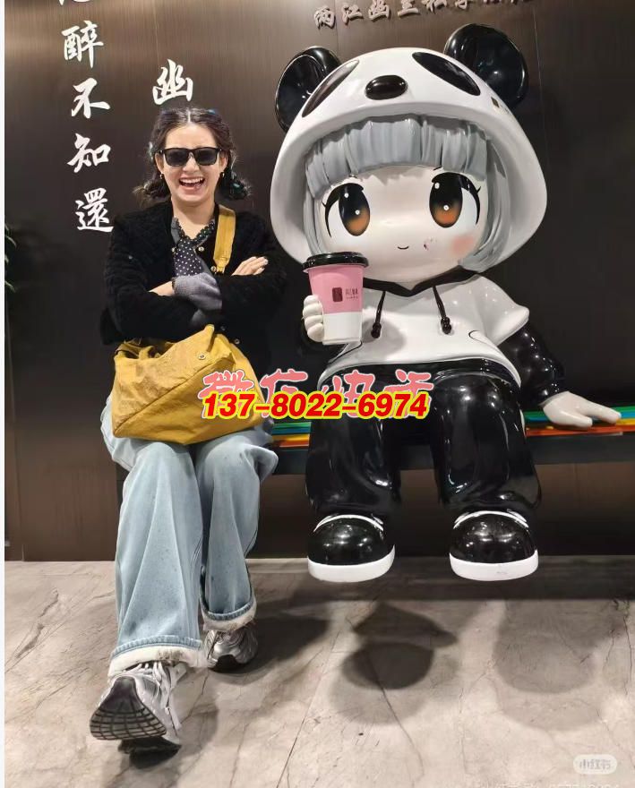 熊貓帽潮酷少女：不銹鋼卡通景觀里的活力符號