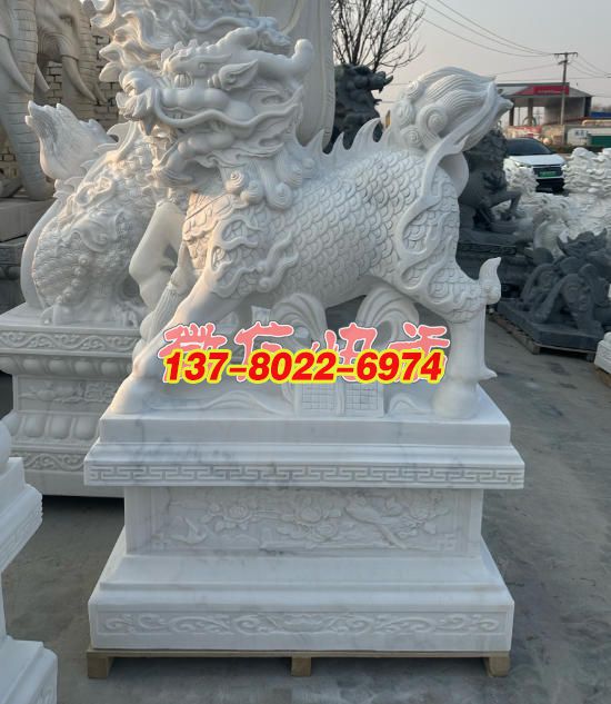 漢白玉麒麟景觀雕塑：祥瑞之姿，石雕藝術(shù)的璀璨綻放